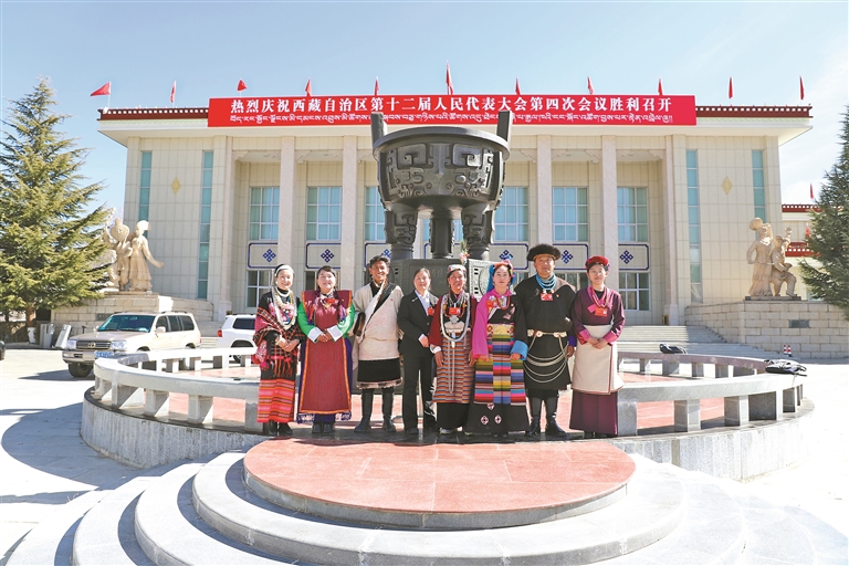 民族团结宝鼎前的“约会”